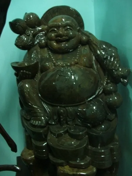 tượng phật di lặc trong phòng khách